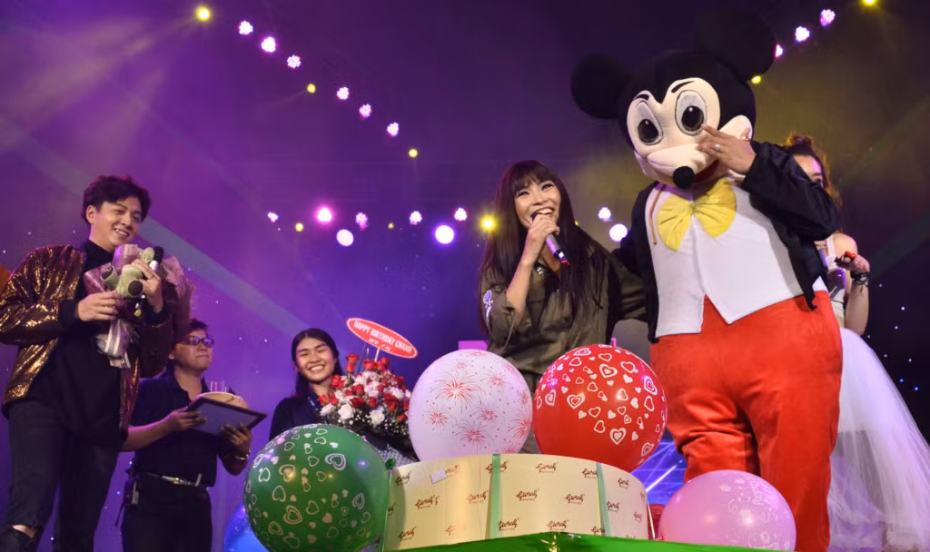 Sau khi kết thúc tiết mục, "chàng Bắp" bất ngờ tặng bánh kem sinh nhật cho Phương Thanh do ê-kíp chuẩn bị sẵn. Nữ ca sĩ hạnh phúc gửi lời cảm ơn mọi người.