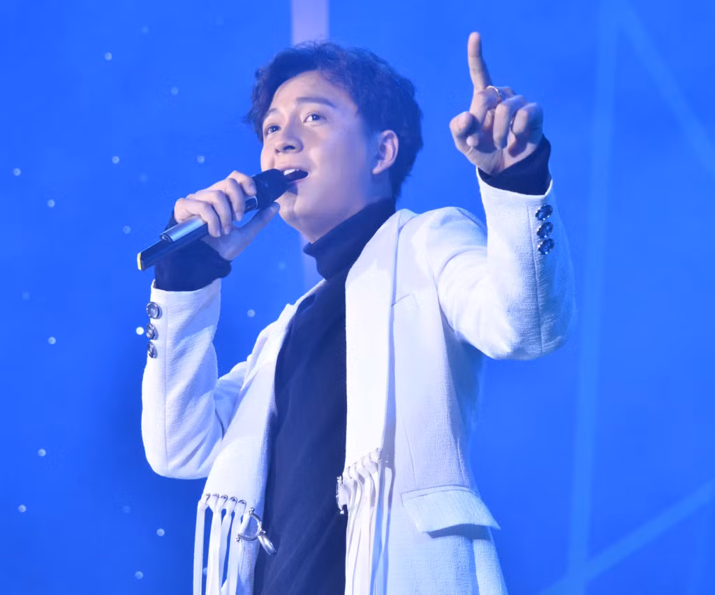 Nam ca sĩ sinh năm 1988 tiếp tục chinh phục người nghe với Giả vờ yêu - ca khúc góp phần đưa tên tuổi của anh đến gần khán giả trẻ.