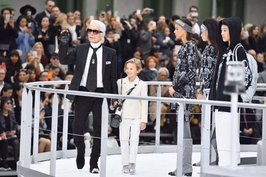 Karl Lagerfeld với phong cách quen thuộc và con trai nuôi bước ra chào khán giả ở show thu đông 2017. (Ảnh: Getty)