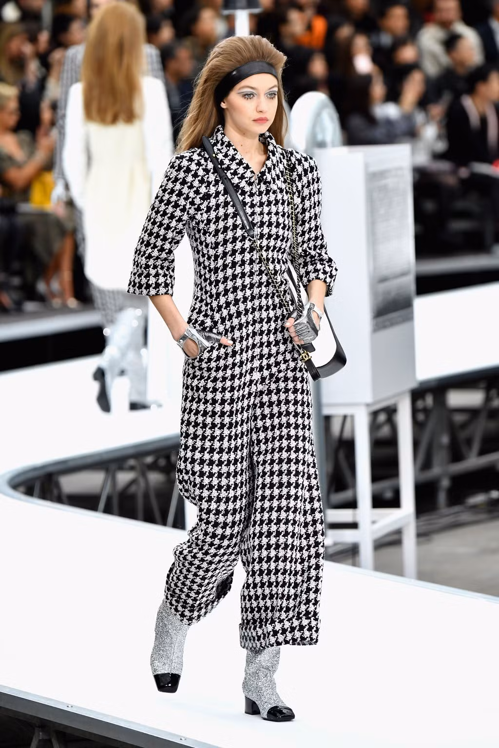 Chất liệu tweed tất nhiên không thể thiếu và được biến tấu đa dạng.