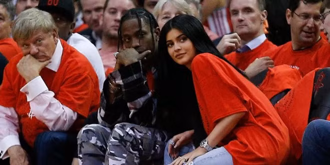 Kylie Jenner mang bau 4 thang voi ban trai moi Travis Scott