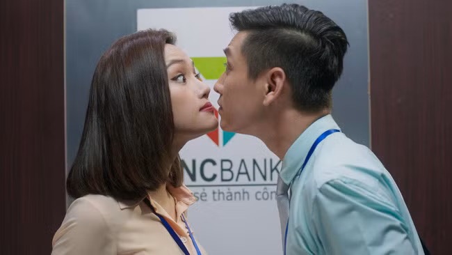 Miu Lê gây sốt với vai nữ chính trong phim "Bạn gái tôi là sếp". Lối diễn tưng tửng, có phần đanh đá của cô mang đến sự thú vị cho khán giả. (Ảnh: Zing)