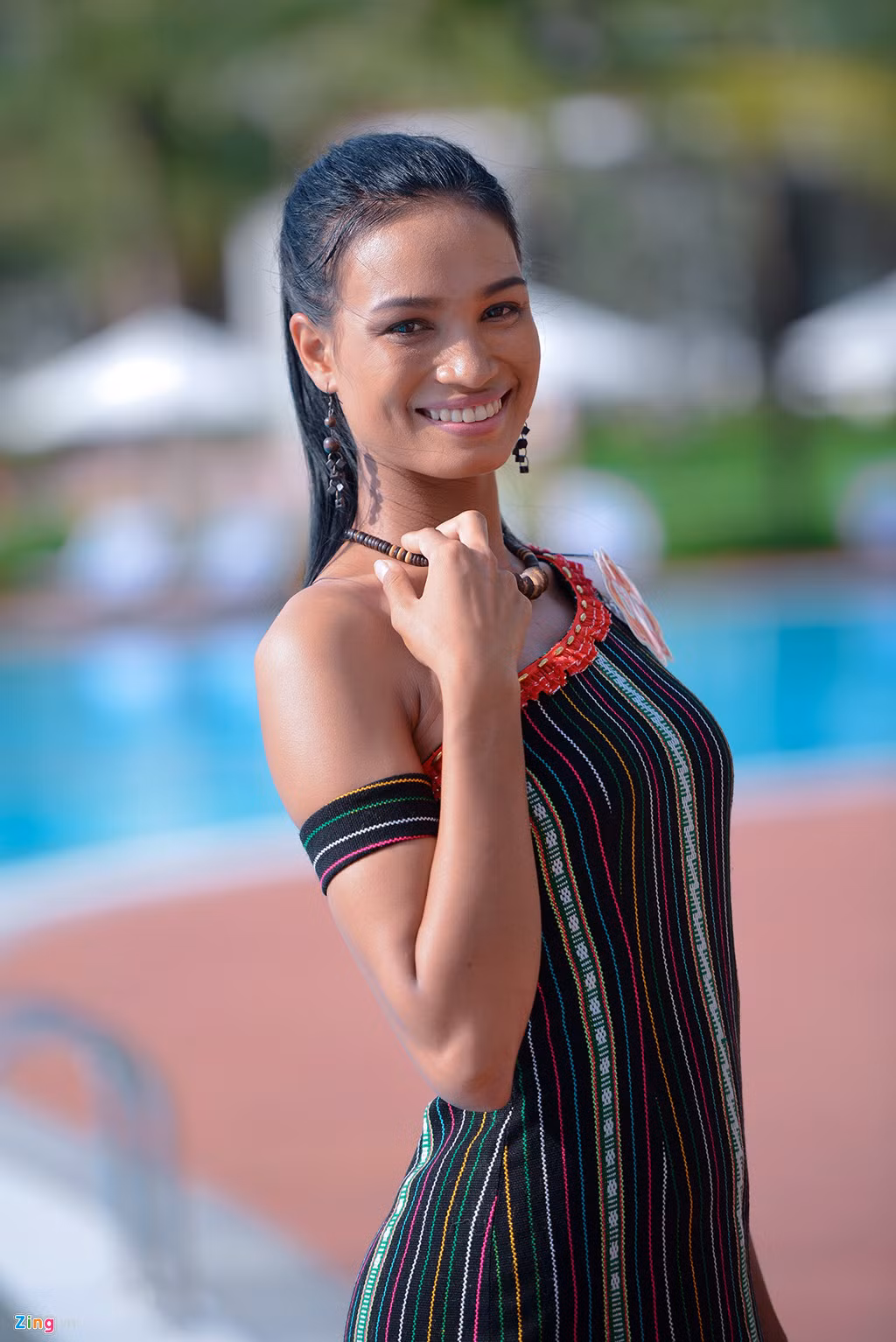 H'ăng Niê từng chia sẻ việc một cô gái dân tộc đi thi hoa hậu bị nhiều người cho rằng không hợp thuần phong mỹ tục. Tuy nhiên, bù lại, cô được mẹ và gia đình ủng hộ, động viên. Ảnh: Anh Tuấn.