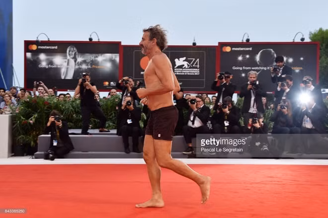 Hình ảnh của đạo diễn 52 tuổi khiến nhiều người tức giận và cho rằng ông đang cố tình làm “lố” để gây sự chú ý.