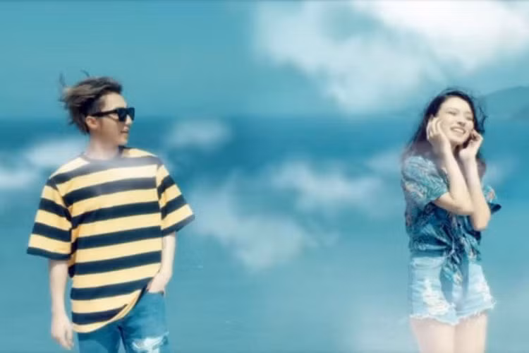 Gần đây nhất, Tú Hảo cùng Sơn Tùng MTP cũng kết đôi cùng nhau trong MV "Bình yên những phút giây" vô cùng ăn ý. MV mới chỉ ra tearser nhưng đã nhận được rất nhiều sự chú ý từ fan hâm mộ. Ảnh: Phapluatvadoisong.