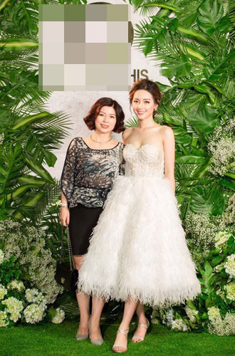 Khánh Linh, cô nàng với biệt danh “bản sao của Tâm tít” sớm bị loại ở tập 3 của The Face. Tuy nhiên, học trò Minh Tú đã nhanh chóng lấy lại tinh thần và khai trương một trung tâm sắc đẹp tại Hà Nội. Có thể nói cô nàng rất biết cách chọn thời điểm, lúc tên tuổi nóng hổi khi cư dân mạng đang bất bình việc HLV Lan Khuê loại không đúng người. Ảnh: Giaitrinews.