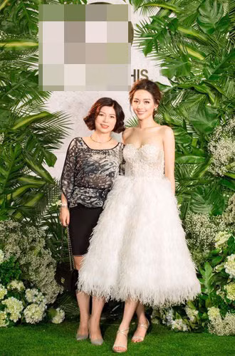 Khánh Linh, cô nàng với biệt danh “bản sao của Tâm tít” sớm bị loại ở tập 3 của The Face. Tuy nhiên, học trò Minh Tú đã nhanh chóng lấy lại tinh thần và khai trương một trung tâm sắc đẹp tại Hà Nội. Có thể nói cô nàng rất biết cách chọn thời điểm, lúc tên tuổi nóng hổi khi cư dân mạng đang bất bình việc HLV Lan Khuê loại không đúng người. Ảnh: Giaitrinews.