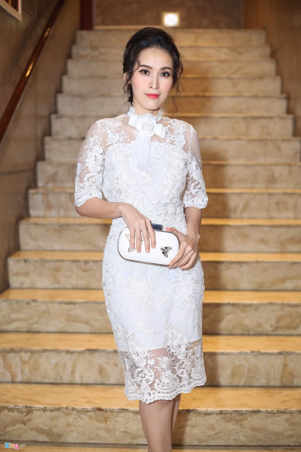 Tú Vi chọn phong cách nữ tính, thanh lịch như mọi khi với đầm ren trắng.