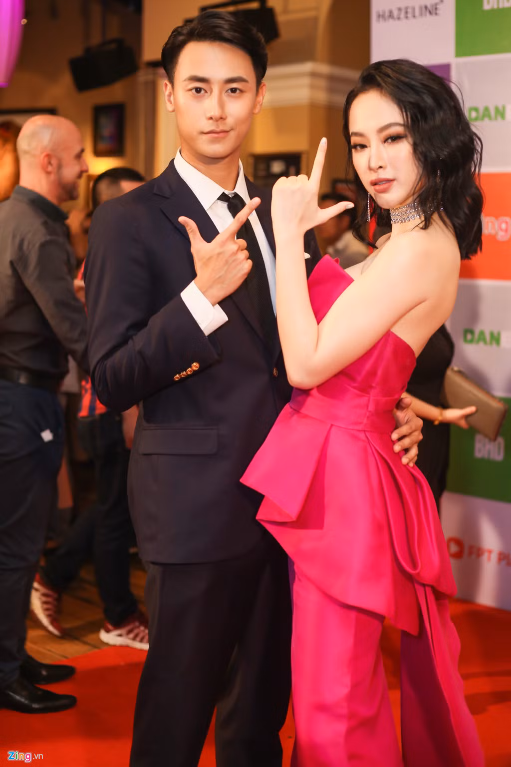 Angela Phương Trinh thân thiết bên Rocker Nguyễn. Nam ca sĩ mới vướng lùm xùm khi phỏng vấn Jessica Jung khi cô tới TP.HCM. Rocker Nguyễn bị nhận xét có tư thế ngồi kém duyên với đồng nghiệp Hàn Quốc.