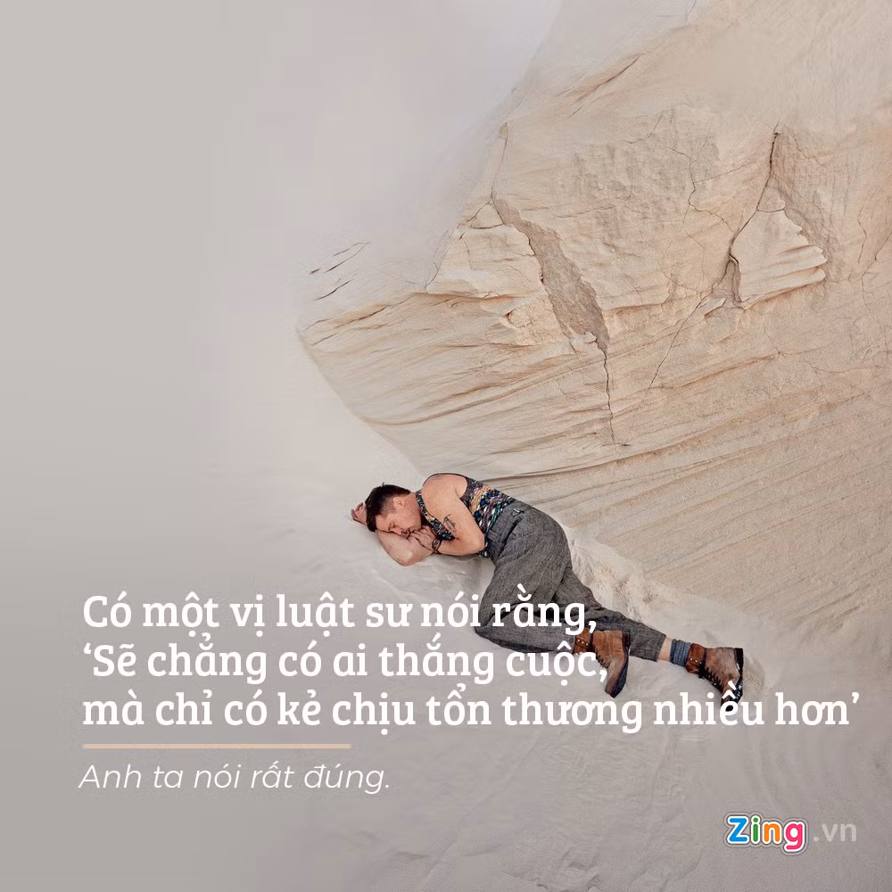 Cuộc ly hôn giữa Brad Pitt và Angelina Jolie để lại cho cả hai dư vị đầy cay đắng và khiến không ít người hâm mộ cảm thấy chạnh lòng. “Cả hai chúng tôi đều đang cố gắng hết sức. Có một vị luật sư nói rằng, ‘Sẽ chẳng có ai thắng cuộc, mà chỉ có kẻ chịu tổn thương nhiều hơn’. Anh ta nói rất đúng. Bạn mất một năm tham gia kiện tụng để chứng minh tại sao mình đúng và đối phương lại sai. Nhưng nó chỉ càng khiến cho sự oán giận chua cay tăng lên gấp bội”, nam diễn viên kết luận. (Ảnh: GQ)