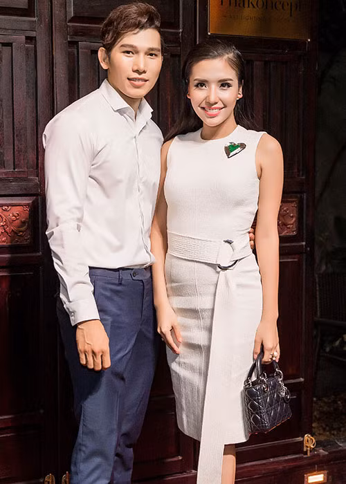 Hoa hậu biển Khánh Phương cũng chọn thiết kế tông trắng đến dự sự kiện.