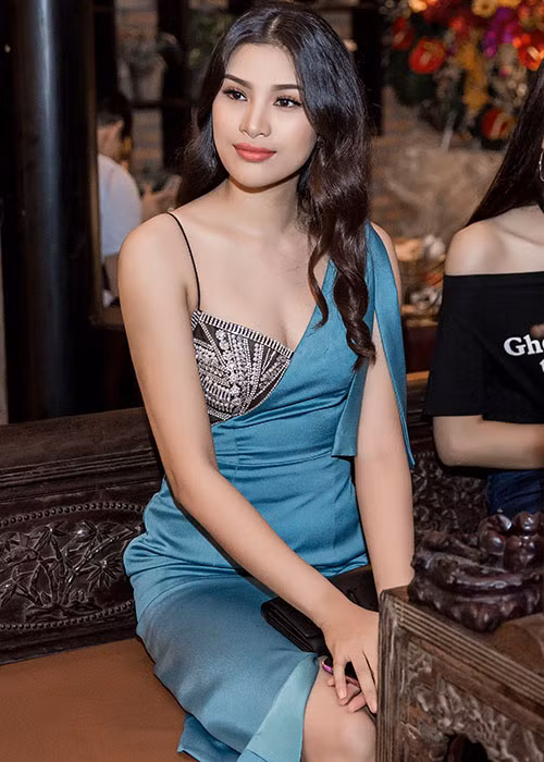 Nguyễn Thị Thành khoe vai trần đẹp cuốn hút. Sau ồn ào từ cuộc thi Miss Eco Internationnal 2017, người đẹp khá im ắng.