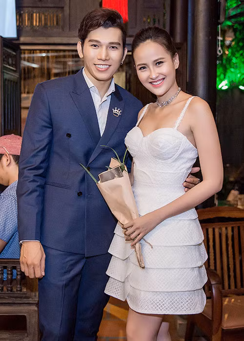 Tối 26/7, dàn sao Việt đã đến chúc mừng siêu mẫu Ngọc Tình trở thành ông chủ khi anh khai trương quán cafe. Trong hình, Khánh Ngân diện đầm trắng gợi cảm đến chúc mừng nam siêu mẫu.