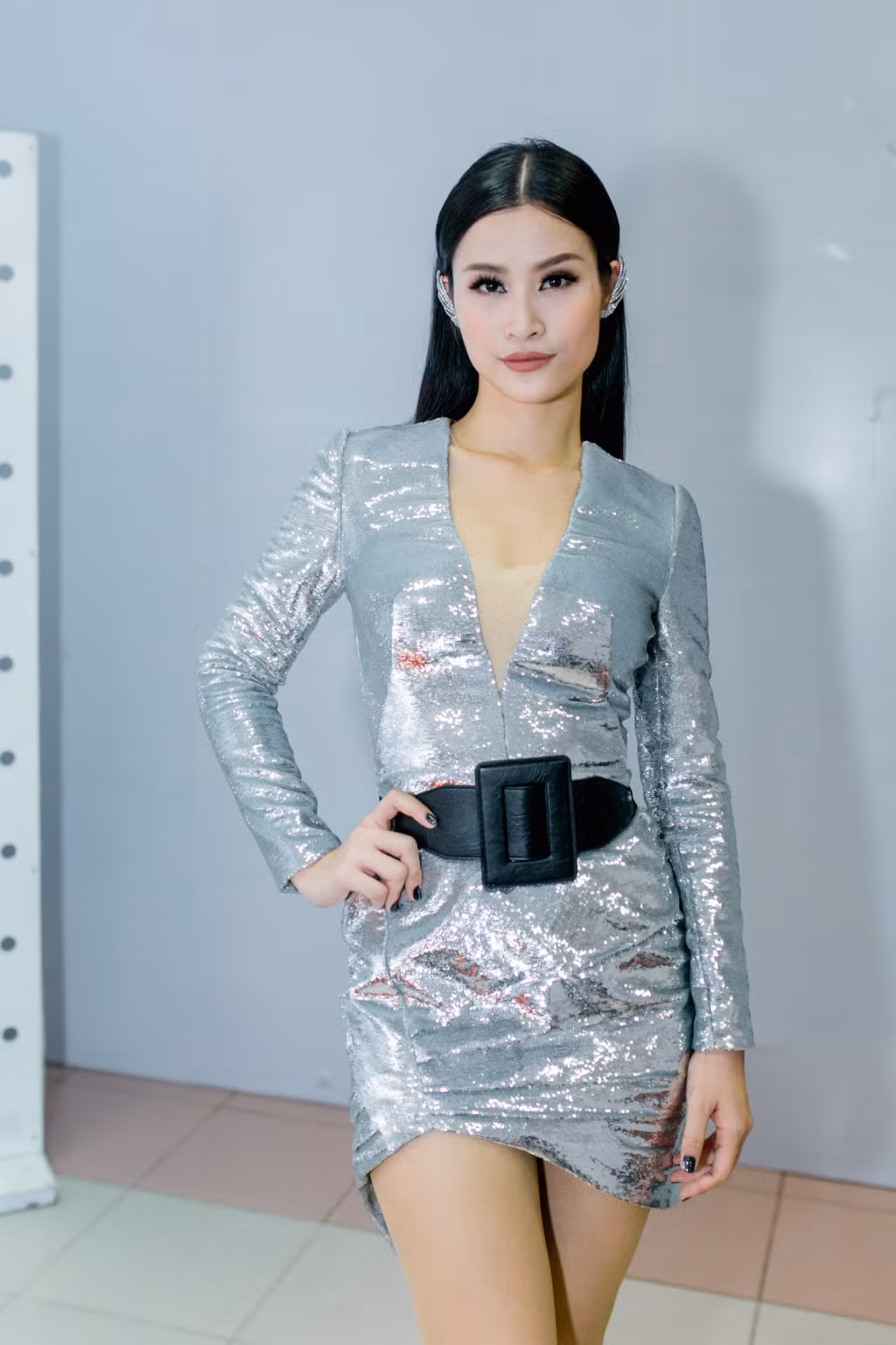 Đông Nhi diện đầm màu bạc nổi bật. Hỗ trợ cho team nữ ca sĩ không ai khác chính là trò cưng Nhật Minh, quán quân The Voice Kids 2016.