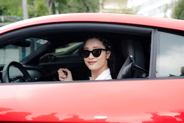 Giữa những ngày qua Đông Nhi vẫn im lặng. Chiều nay cô đến ghi hình chương trình bằng siêu xe - món quà của Ông Cao Thắng tặng cô.