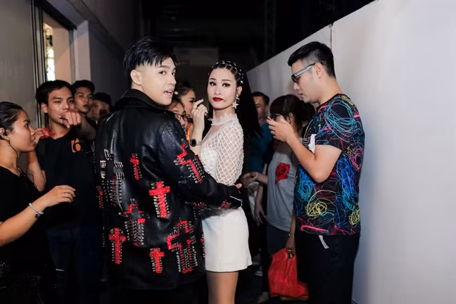 Mấy ngày qua, Noo Phước Thịnh bị cho là bỏ diễn một chương trình ở Đầm Sen vì ảnh của mình trên poster chương trình có kích cỡ nhỏ hơn ảnh của Đông Nhi.