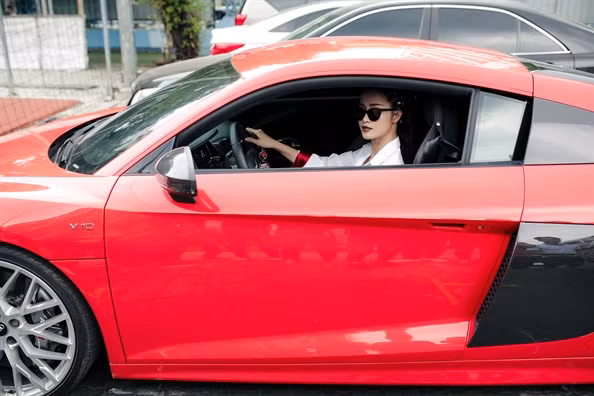 Xe của Đông Nhi có giá đến 13 tỷ.