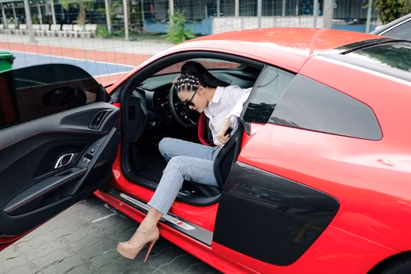 Lần này, Đông Nhi chọn lối tạo hình khá mạnh mẽ.