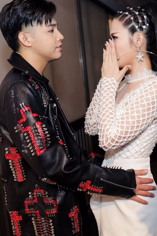 Chiều nay, 3/5, Noo Phước Thịnh và Đông Nhi đã gặp nhau tại phim trường chương trình Giọng hát Việt. Vừa gặp, Noo Phước Thịnh và Đông Nhi đã "bá vai bá cổ" nhau hỏi han. Giữa 4 Huấn luyện viên của chương trình, trước nay Noo Phước Thịnh và Đông Nhi thân hơn cả.