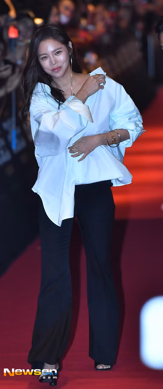 Hoa hậu Hàn Quốc Park Shi Yeon cân chỉnh trang phục khi đi trên thảm đỏ.