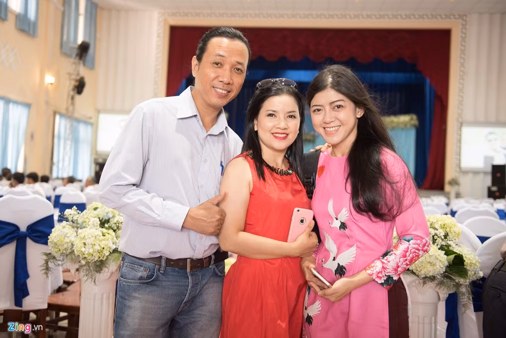 Diễn viên Ngọc Trinh, Hồng Trang và Mai Thế Hiệp cùng đến chúc mừng Hoàng Anh. Trước đây, có tin đồn nam diễn viên say nắng đàn chị Ngọc Trinh nhưng cả hai phủ nhận và cho biết giữa họ là tình chị em thân thiết.