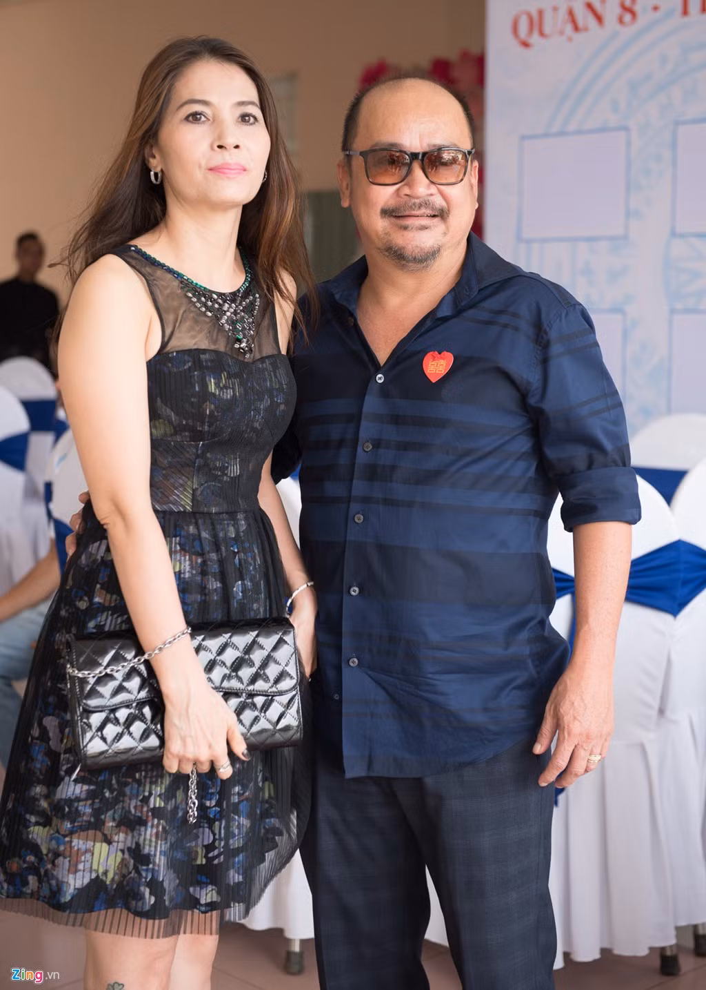 Vợ chồng Hoàng Sơn tình cảm đến chúc mừng đàn em. Vợ anh từng học trường sân khấu điện ảnh nhưng không theo nghề mà lùi về sau, làm hậu phương cho chồng.