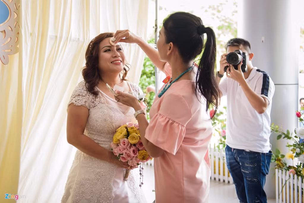 NSƯT Mỹ Uyên đưa con gái nuôi cùng đi chúc mừng đàn em. Trước đây, Hoàng Anh từng cộng tác với sân khấu 5B - nơi chị làm Phó giám đốc. Đến dự tiệc cưới, nữ diễn viên còn nhiệt tình chỉnh sửa lại dung nhan cho bà xã Hoàng Anh.