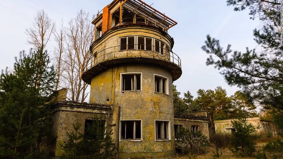 Việc viếng thăm những nơi bị bỏ quên cho Fahey một cơ hội để tìm kiếm những mảnh ghép của quá khứ. Dù vậy, việc này không hề dễ dàng. Việc tiếp cận các địa điểm đã bị đóng cửa đôi khi là bất hợp pháp, hoặc khá nguy hiểm.