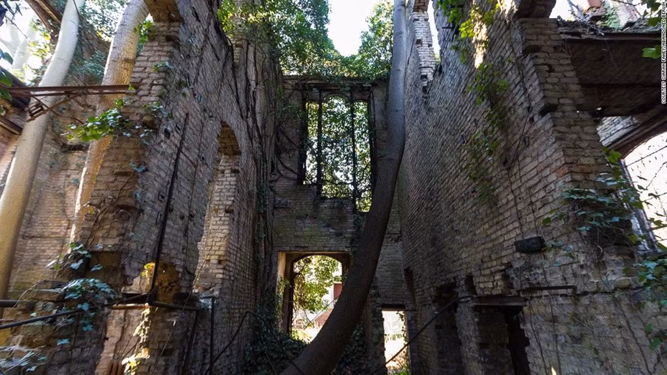 Fahey nói rằng 90% số công trình mà anh tìm đến là những nơi bị bỏ rơi từ cuối thập niên 80 thế kỷ trước. "Thường sẽ có bài báo viết về nó, về những nhà xưởng đóng cửa, những bệnh viện ngưng hoạt động hoặc di dời đến nơi khác, bạn có thể tìm thấy rất nhiều thông tin trên báo chí", anh nói.