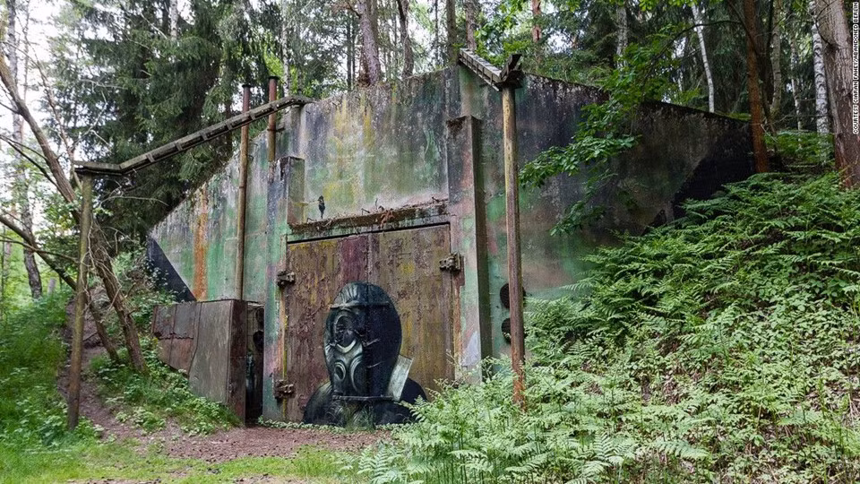 "Bạn gái tôi vào lúc đó là người từ Đông Đức. Cô ấy nói rằng sân chơi này là nơi cô ấy đến khi còn nhỏ. Giờ thì nó bị đóng cửa, mọi người không được phép đến đó nữa, cũng không ai dám đến", Fahey cho biết.