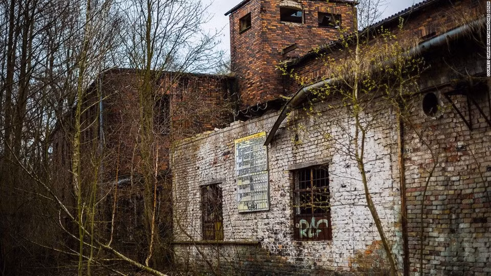 Fahey lên đường để tìm kiếm thế giới đằng sau cánh cửa đóng kín của công viên Spreepark và bắt đầu hành trình khám phá những nơi chốn bị bỏ quên rải rác khắp Berlin.