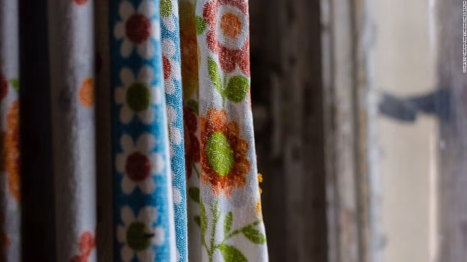 Bức rèm cửa vẫn được treo ở một tòa nhà bị bỏ hoang gần căn cứ không quân Sperenberg bỏ hoang. (Ảnh: CNN)