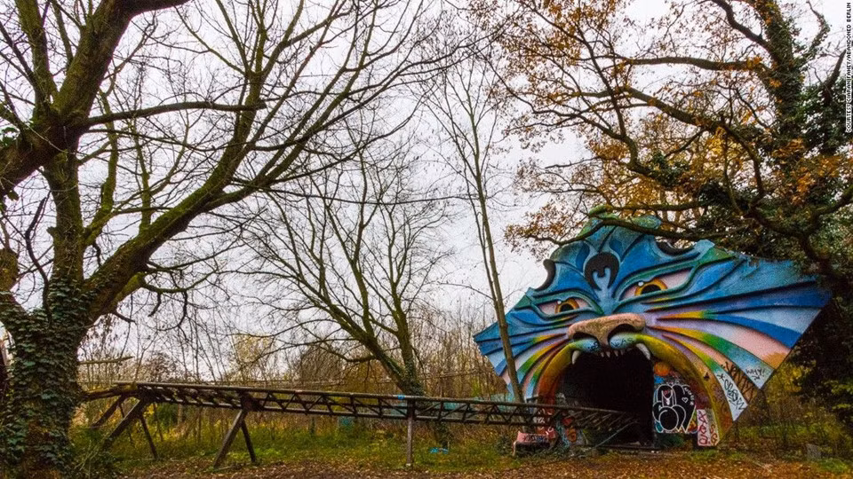 Dự án Abandoned Berlin (tạm dịch: Berlin bị bỏ rơi) bắt đầu vào năm 2009 với công viên Spreepark, một khu tổ hợp giải trí bị bỏ hoang ở không xa trung tâm thành phố Berlin.