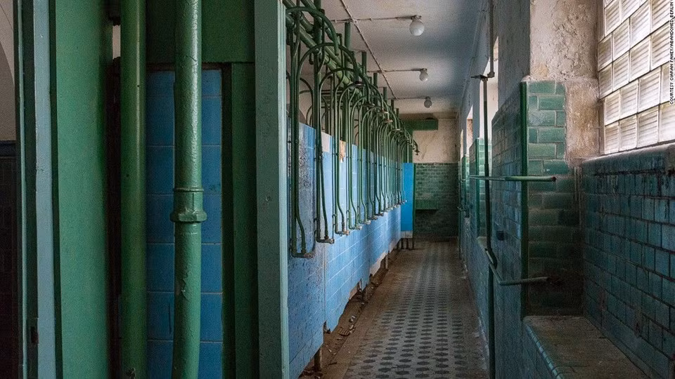 Bên trong trụ sở của quân Liên Xô tại Đông Đức trước kia.