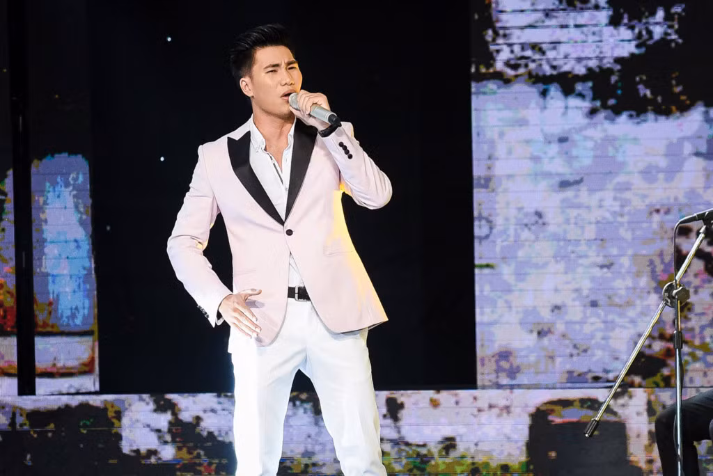 Trong khi đó, Hoàng Ngọc Sơn - chàng trai nhỏ tuổi trong dàn thí sinh thể hiện nhạc phẩm Xin gọi nhau là cố nhân. Học trò Quang Lê chọn hướng đi an toàn, phù hợp với chất giọng mộc mạc, giản dị. Đánh giá về em út của chương trình, Ngọc Sơn khen ngợi anh hát sáng và làm tốt các nốt trầm.