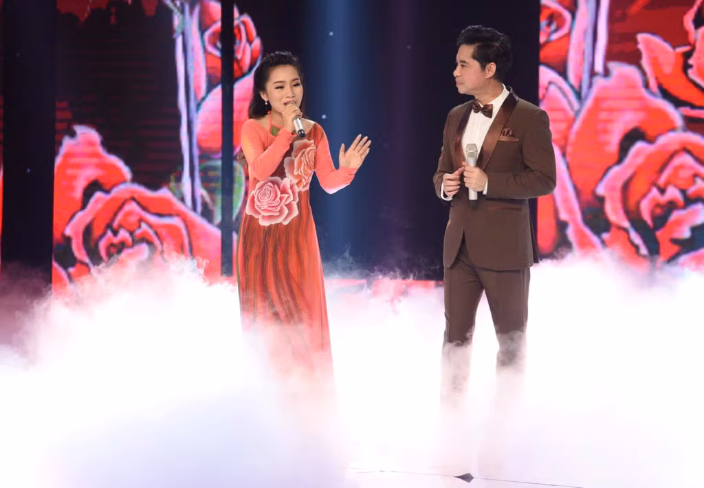 Ngọc Sơn và Phương Liên thể hiện ca khúc do chính nam HLV sáng tác mang tên Sến. Hai thầy trò đều sở hữu chất giọng ngọt ngào, cảm xúc lại kết hợp ăn ý, từ đó tạo nên tiết mục hòa quyện, nhận được nhiều tràng pháo tay của khán giả.