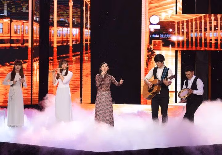 Tương tự Triều Quân, ở đêm bán kết, Hellen Thủy gây tranh cãi dữ dội khi hát ca khúc Duyên phận - Vùng lá me bay. Trong đêm thi quan trọng và cũng là cơ hội cuối để chứng tỏ bản thân, học trò team Đàm Vĩnh Hưng mang đến một phần trình diễn thú vị khi mashup 3 ca khúc Chuyện tình không dĩ vãng - Người tình không đến - Ai khổ vì ai. Hellen Thủy có ngoại hình sáng sân khấu, trước đêm chung kết, cô thậm chí được dự đoán là quán quân nhờ có lượng fan lớn.