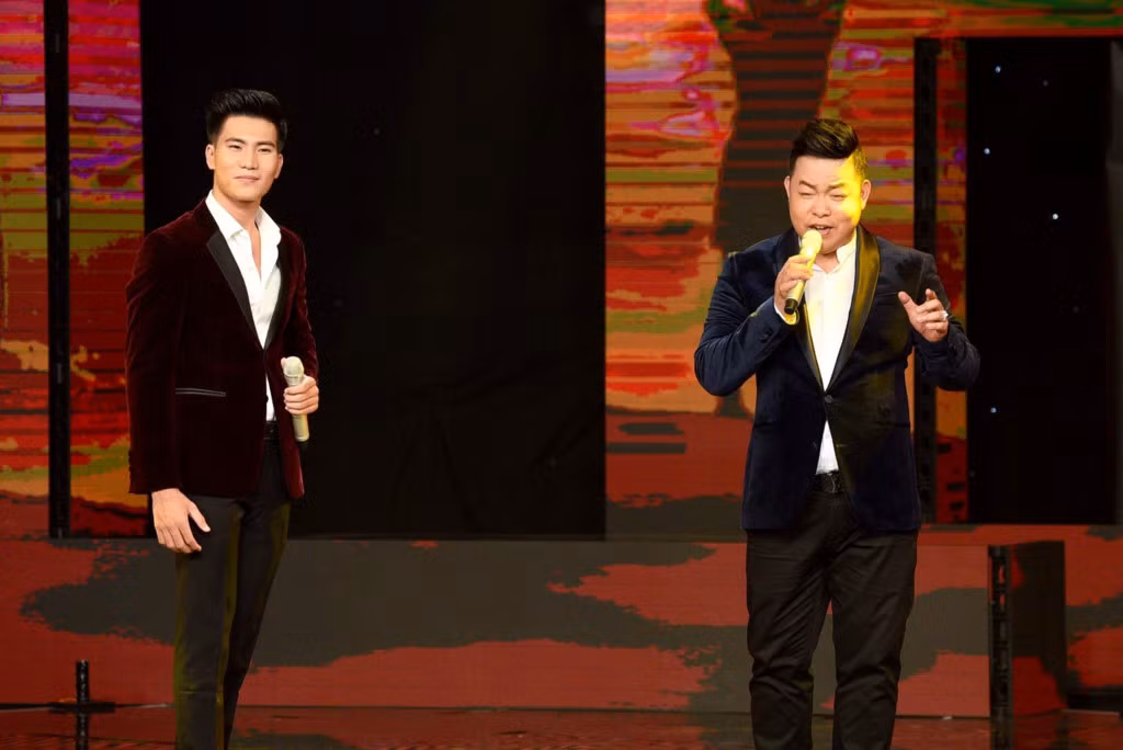 Kết thúc màn hát đơn, các thí sinh và HLV bước vào phần thi song ca. Đảm nhận vai trò mở màn phần thi là thầy trò Quang Lê với nhạc phẩm Ngày trở về, nhạc Phạm Duy - thơ Hữu Loan. Quang Lê có chất giọng và cách luyến láy ngọt ngào, trong khi đó, Ngọc Sơn sở hữu giọng hát khá mộc mạc. Nam thí sinh từng bị chê là hát khô khan, thiếu sự luyến láy và điểm yếu này đã được lấp đầy bởi người thầy nổi tiếng.