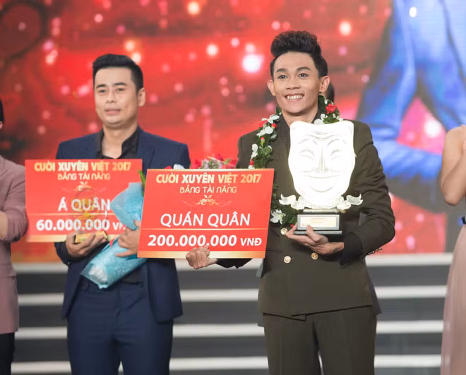 Quan quan Cuoi xuyen Viet kiet suc suyt ngat tren san khau