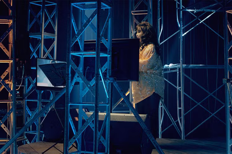 Minh Hang nhay sap san khau, bi Phuong Trinh Jolie de biu-Hinh-3