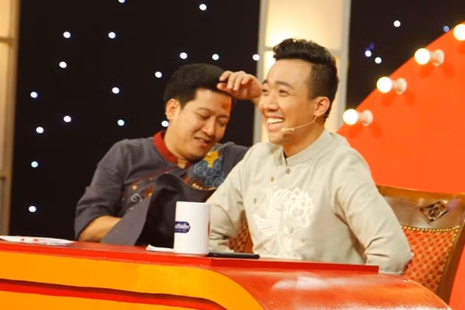 Các phần thi của Tấn Lợi đều khiến Trấn Thành cười nhiều lần nhưng Trường Giang giữ mặt lạnh.