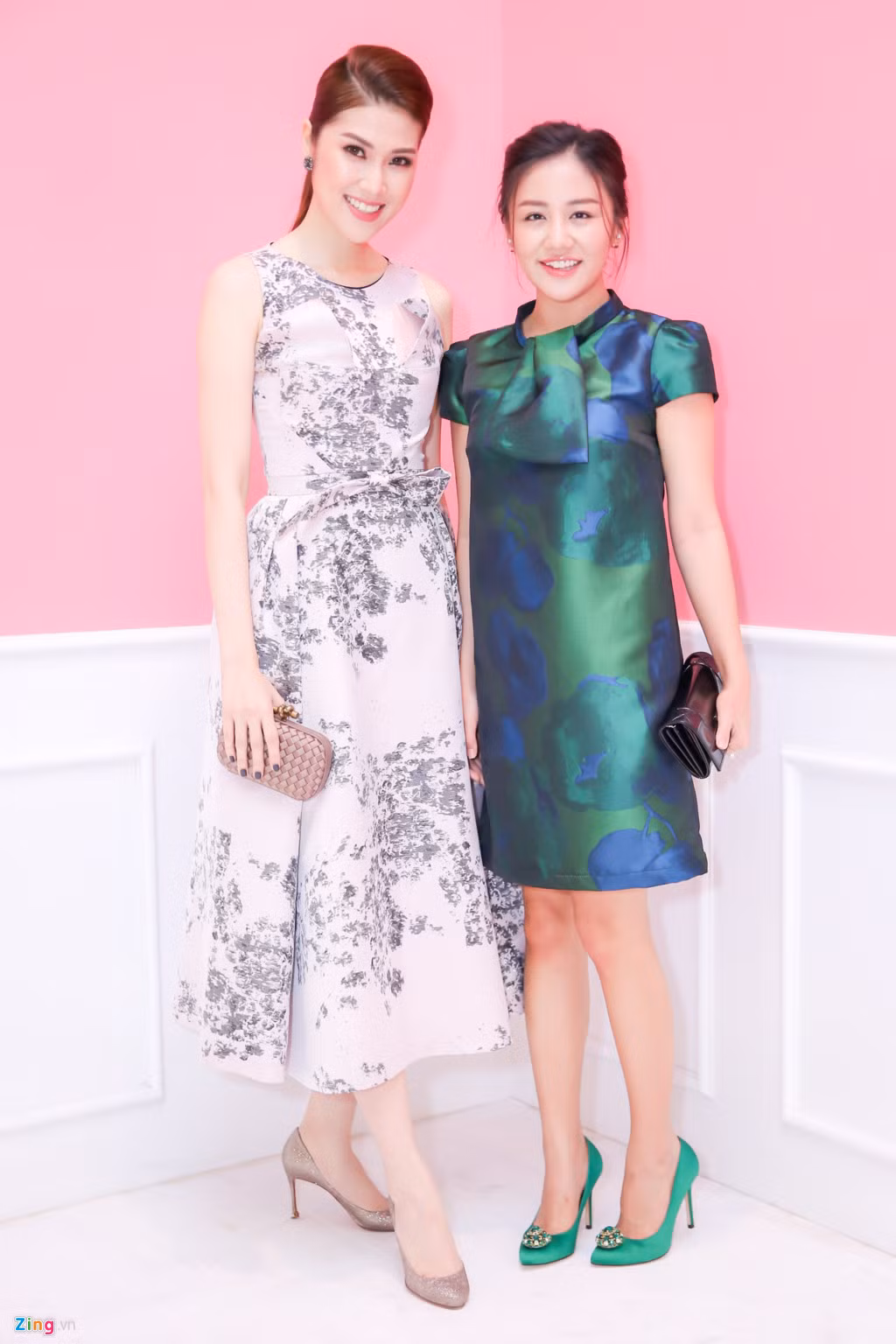 Thu Hằng và Văn Mai Hương là những khách hàng thân thiết cũng dự sự kiện với phong cách thanh lịch. Tuy nhiên, chiếc váy xanh có phom cứng khiến Văn Mai Hương chững chạc hơn so với tuổi.