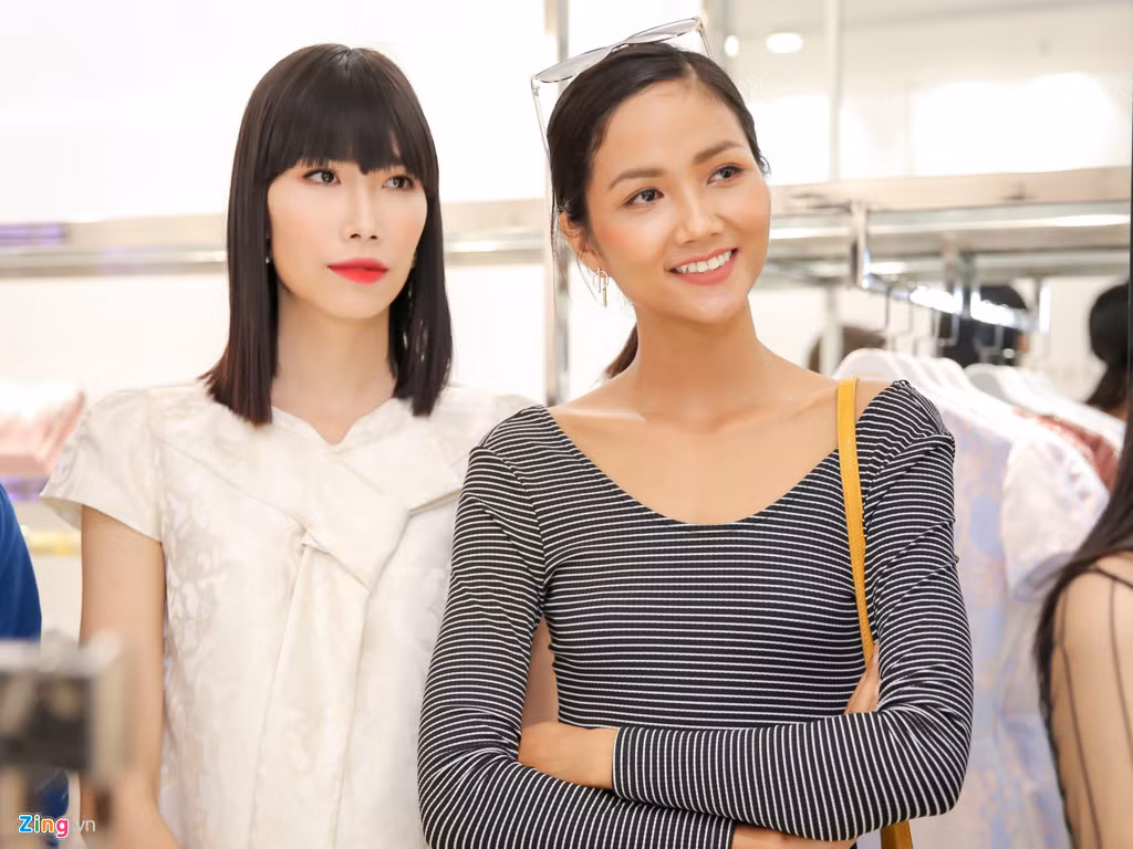 Hai người mẫu Kim Phương, H'hen Nie lại ăn vận khá đơn giản khi tới sự kiện khai trương.