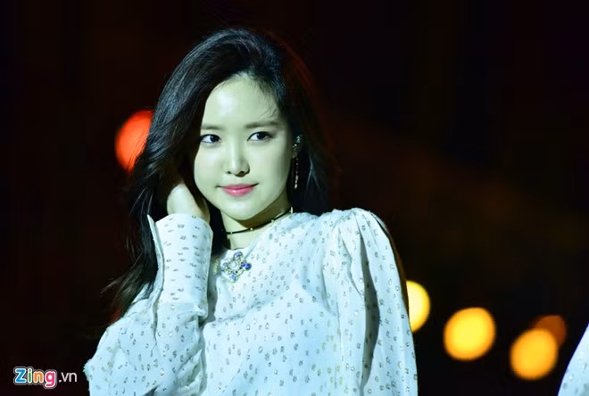 Son Naeun thu hút sự chú ý với vẻ đẹp trong sáng, dịu dàng trong các tiết mục biểu diễn của A Pink.