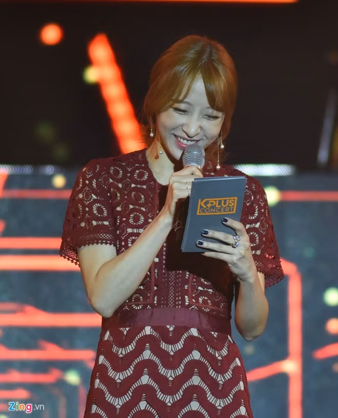 Thành viên nhóm EXID, Hani đảm nhận vai trò dẫn dắt chương trình.