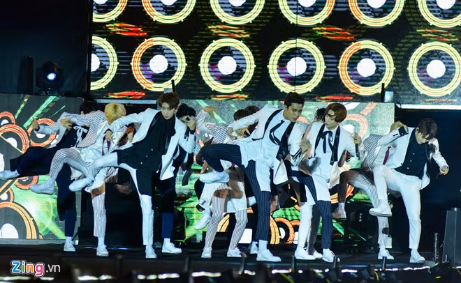 Đêm nhạc MBC Music K-Plus đã diễn ra ngày 25/3 tại SVĐ Mỹ Đình với sự tham gia của nhiều nhóm nhạc Hàn Quốc. Trong khoảng 1h40, chương trình không có tiết mục được dàn dựng đặc biệt, khác thông báo ban đầu của BTC.