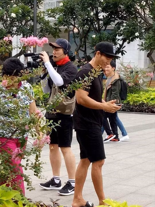 Sao Running Man bat ngo xuat hien o pho di bo Nguyen Hue