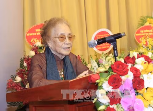 Trao tang nguyen P Chu tich nuoc Nguyen Thi Binh huy hieu 70 nam tuoi Dang-Hinh-2