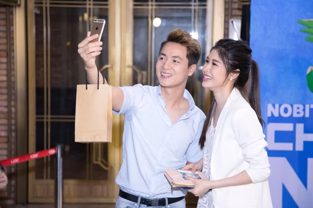 Vợ chồng Đăng Khôi - Thủy Anh quấn quýt bên nhau trong mọi sự kiện. Dù gắn bó nhiều năm và có hai con trai cặp đôi sao Việt này vẫn mặn nồng như ngày mới yêu. Ca sĩ gốc Hà thành khẳng định, vợ chồng anh tâm đầu ý hợp và thường hâm nóng tình cảm bằng những chuyến đi du lịch.