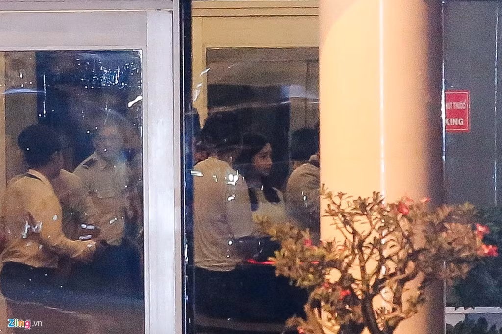 Tuy nhiên, sau chuyến bay, người đẹp đã thấm mệt nên ban tổ chức đưa cô về khách sạn nghỉ ngơi. Yoona chỉ xuất hiện chớp nhoáng tại cổng ra. Fan không thể tiếp cận thần tượng ở cự ly gần.